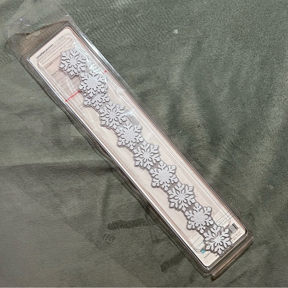 Lifestyle Crafts/Quickutz 3 pcs SNOWFLAKE punches - Picture 2 of 6